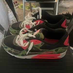 Super Rare Nike air max 90 premium atmos duck cam size 9.5, great condition.